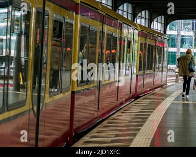 Berlin, Allemagne - août 2020 : train urbain S-Bahn traditionnel rouge jaune à Berlin arrivant à la gare Zoo de Berlin (Zoologische Garten). Europe Banque D'Images