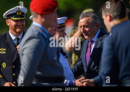 Burg, Allemagne. 17th juin 2022. Gunnar Schellenberger (r), président du Parlement de Saxe-Anhalt, félicite les recrues du bataillon logistique 171 de la caserne Clausewitz. Un engagement cérémonial des recrues a eu lieu sur le site ce matin. À gauche se trouve le commandant du bataillon de logistique, le capitaine de frégate Michael Hinz. Credit: Klaus-Dietmar Gabbert/dpa/Alay Live News Banque D'Images