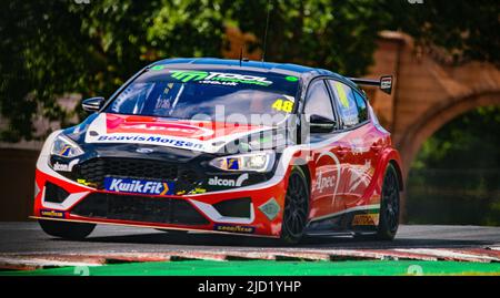 Ollie Jackson, numéro 48, en voiture pour la base automobile à Oulton Park, pour la BTCC, British Touring Cars série 2022 Banque D'Images