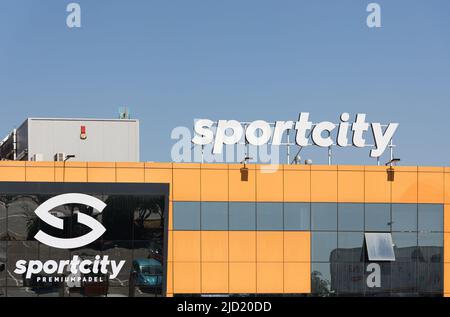 MASSANASSA, ESPAGNE - 06 JUIN 2022: Sportcity est un complexe sportif avec des courts de paddle-tennis, une salle de sport, des terrains de football et une boîte d'entraînement en plein air Banque D'Images