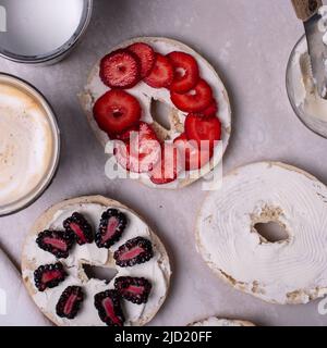 Petit déjeuner de fraises sur une surface en marbre. Banque D'Images