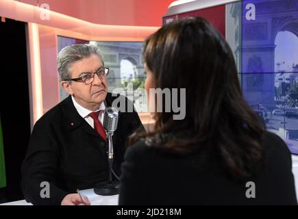 Paris, France. 17th juin 2022. Jean-Luc Melenson est interviewé par Apolline de Malherbe sur CMR/BFMTV à Paris, France sur 17 juin 2022 photo par Alain Apaydin/ABACAPRESS.COM crédit: Abaca Press/Alay Live News Banque D'Images