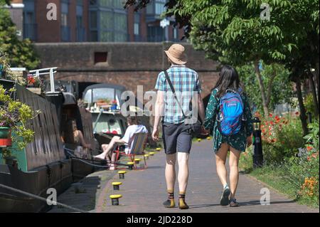 Birmingham City centre, Angleterre, 17 juin 2022. Les gens apprécient la chaleur transpirante le long des canaux près de Brindley place le jour le plus chaud de l'année dans le centre-ville de Birmingham. Photo par crédit : arrêter presse Media/Alamy Live News Banque D'Images