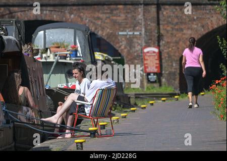 Birmingham City centre, Angleterre, 17 juin 2022. Les gens apprécient la chaleur transpirante le long des canaux près de Brindley place le jour le plus chaud de l'année dans le centre-ville de Birmingham. Photo par crédit : arrêter presse Media/Alamy Live News Banque D'Images