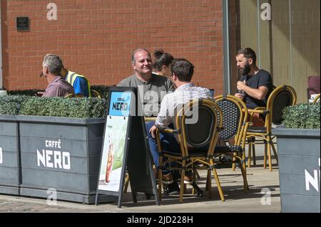 Birmingham City centre, Angleterre, 17 juin 2022. Les gens apprécient la chaleur transpirante à Brindley place le jour le plus chaud de l'année dans le centre-ville de Birmingham. Photo par crédit : arrêter presse Media/Alamy Live News Banque D'Images