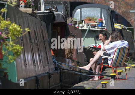 Birmingham City centre, Angleterre, 17 juin 2022. Les gens apprécient la chaleur transpirante le long des canaux près de Brindley place le jour le plus chaud de l'année dans le centre-ville de Birmingham. Photo par crédit : arrêter presse Media/Alamy Live News Banque D'Images