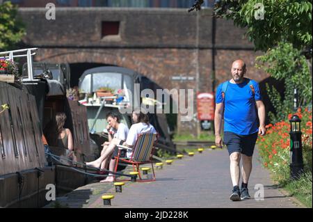 Birmingham City centre, Angleterre, 17 juin 2022. Les gens apprécient la chaleur transpirante le long des canaux près de Brindley place le jour le plus chaud de l'année dans le centre-ville de Birmingham. Photo par crédit : arrêter presse Media/Alamy Live News Banque D'Images