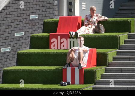 Birmingham City centre, Angleterre, 17 juin 2022. Les gens apprécient la chaleur transpirante le jour le plus chaud de l'année dans le centre-ville de Birmingham à la Mailbox. Photo par crédit : arrêter presse Media/Alamy Live News Banque D'Images