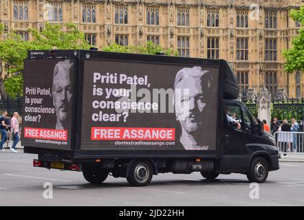 Londres, Royaume-Uni. 3rd juin 2022. Une publicité sur une publicité pour ad Van sur la place du Parlement invite le ministre de l'intérieur Priti Patel à mettre fin à l'extradition du fondateur de WikiLeaks, Julian Assange, aux États-Unis Banque D'Images