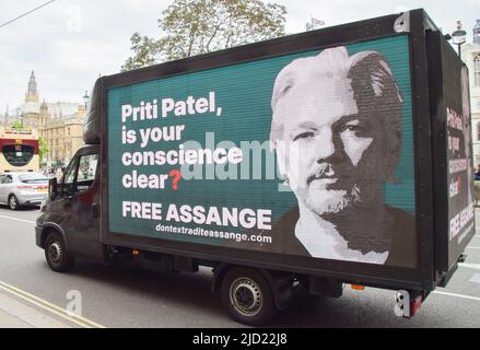 Londres, Royaume-Uni. 3rd juin 2022. Une publicité sur une publicité pour ad Van sur la place du Parlement invite le ministre de l'intérieur Priti Patel à mettre fin à l'extradition du fondateur de WikiLeaks, Julian Assange, aux États-Unis Banque D'Images