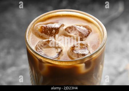 Gros plan sur un verre de Latte à café glacé Banque D'Images