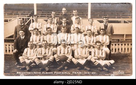 Photographie vintage de l'équipe de football Brighton & Hove Albion pour la saison 1919 -1920 Banque D'Images