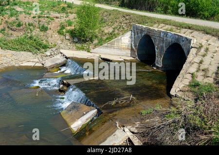 Pont sur la rivière de la taïga Suenga, région de Novosibirsk Banque D'Images