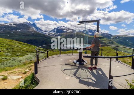 Le point de vue Nedre Oscarshaug le long de Sognefjellsvegen (ouest de Jotuinheimen, comté de Vestland) en arrière-plan est la chaîne de montagnes Hurrungane. Banque D'Images