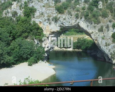 Le Pont d'Arc est la plus grande arche naturelle d'Europe, l'une des caractéristiques spectaculaires au début du canyon dans les Gorges de l'Ardèche. Banque D'Images