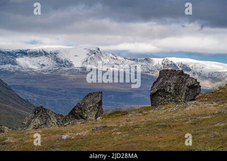 Des rochers géants et une vue spectaculaire de Leirdalen (LOM, Innlandet, Norvège) vers Hestbreapiggan, une chaîne de montagnes atteignant un sommet de 2172 mètres de haut sur le Banque D'Images
