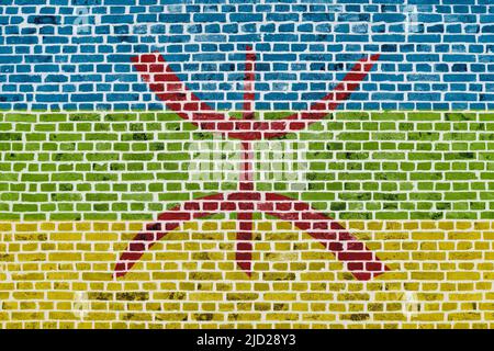 Gros plan sur un mur de briques avec le drapeau de Berber peint dessus. Banque D'Images