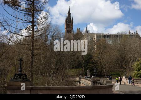 Université de Glasgow vue du parc Kelvingrove à Glasgow, Écosse, 8 avril 2022. N55°52,182' W4°17,063' Banque D'Images