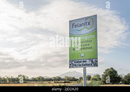 Felanitx, Espagne; juin 10 2022: Signe de bienvenue dans différentes langues à la ville majorquine de Felanitx Banque D'Images
