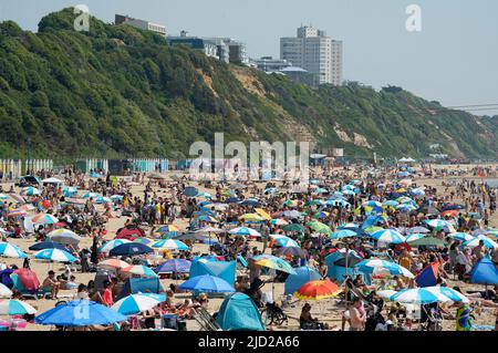 Les gens apprécient le temps chaud sur la plage de Bournemouth à Dorset. Selon le bureau met, on s'attend à ce que 34C (93,2F) de places se trouvent vendredi à Londres et potentiellement à East Anglia. Date de la photo: Vendredi 17 juin 2022. Banque D'Images