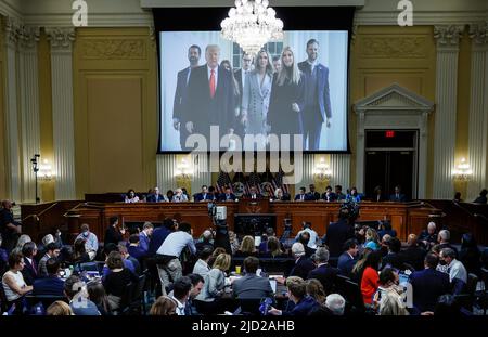 WASHINGTON, DC - 16 JUIN : une image de l'ancien président Donald Trump et de sa famille est exposée lors de la troisième audience du comité spécial de la Chambre pour enquêter sur l'attaque de 6 janvier contre le Capitole des États-Unis dans le bâtiment de la Maison-canon à 16 juin 2022, Washington, DC. Le comité bipartisan, qui rassemble depuis près d'un an des preuves liées à l'attaque de 6 janvier au Capitole des États-Unis, présente ses conclusions dans une série d'audiences télévisées. Sur 6 janvier 2021, les partisans de l'ancien président Donald Trump ont attaqué le Capitole des États-Unis lors d'une tentative de distrup Banque D'Images