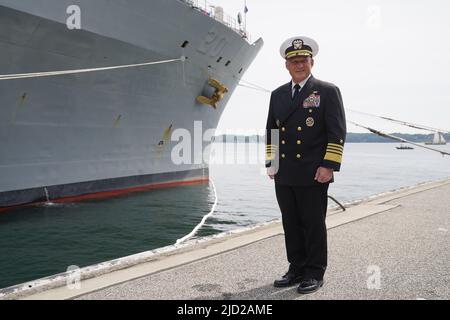 17 juin 2022, Schleswig-Holstein, Kiel: L'amiral Michael Gilday, chef des opérations navales de la marine américaine (CNO), se dresse devant le navire de direction américain 'Mount USS Whitney' après une conférence de presse à la base navale après la fin des opérations de manœuvre de la Baltique (BALTOPS). Depuis le 5 juin, 45 navires et bateaux, 75 avions et quelque 7 000 soldats de 14 pays de l'OTAN ainsi que de la Finlande et de la Suède ont participé à l'exercice sur la mer Baltique, selon la Marine. La manœuvre menée par la Marine américaine a lieu chaque année depuis 1972, cette année pour la période 51st. Photo: Marcus Brandt/dpa Banque D'Images