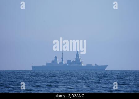 17 juin 2022, Schleswig-Holstein, Kiel: Le destroyer britannique "HMS Defender" de la Marine royale navigue sur la mer Baltique après la manœuvre des opérations baltes (BALTOPS). Depuis le 5 juin, 45 navires et bateaux, 75 avions et quelque 7 000 soldats de 14 pays de l'OTAN, ainsi que la Finlande et la Suède, ont participé à l'exercice sur la mer Baltique, selon la Marine. La manœuvre menée par la Marine américaine a lieu chaque année depuis 1972, cette année pour la période 51st. Photo: Marcus Brandt/dpa Banque D'Images