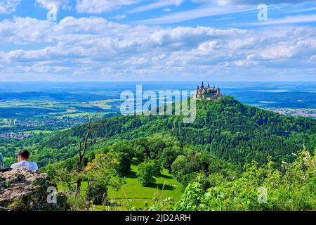Vue sur le château de Hohenzollern, siège ancestral de la maison de Hohenzollern, depuis la corne de Zeller sur Raichberg près d'Albstadt, Bade-Wurtemberg, Allemagne. Banque D'Images