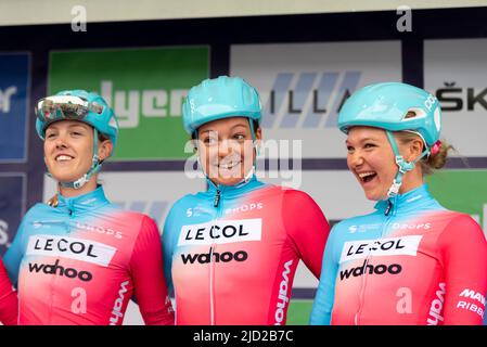 Elizabeth Holden, Jesse Vandenbulcke, Maike van der Duin, de l'équipe le Col Wahoo avant de participer à la course cycliste UCI The Women's Tour de Colchester Banque D'Images