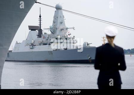 17 juin 2022, Schleswig-Holstein, Kiel: Le destroyer britannique "HMS Defender" de la Marine royale entre dans la base navale après la fin de la manœuvre des opérations baltes (BALTOPS). Selon la Marine, 45 navires et bateaux, 75 avions et environ 7 000 soldats de 14 pays de l'OTAN ainsi que de Finlande et de Suède ont participé à l'exercice sur la mer Baltique depuis 5 juin. La manœuvre menée par la Marine américaine a lieu chaque année depuis 1972, cette année pour la période 51st. Photo: Marcus Brandt/dpa Banque D'Images