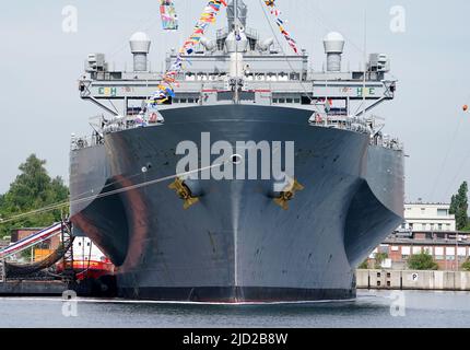 17 juin 2022, Schleswig-Holstein, Kiel: Le navire américain 'USS Mount Whitney' ancre à la base navale après la fin de la manœuvre des opérations baltes (BALTOPS). Selon la Marine, depuis le 5 juin, 45 navires et bateaux, 75 avions et environ 7 000 soldats de 14 pays de l'OTAN ainsi que de la Finlande et de la Suède ont participé à l'exercice sur la mer Baltique. La manœuvre menée par la Marine américaine a lieu chaque année depuis 1972, cette année pour la période 51st. Photo: Marcus Brandt/dpa Banque D'Images