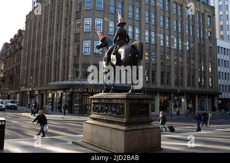 Statue du duc de Wellington avec son chapeau de cornet de police emblématique, devant la Galerie d'art moderne, à Glasgow, Écosse, le 8 avril 2022. N55°51,625' W4°15,118' Banque D'Images