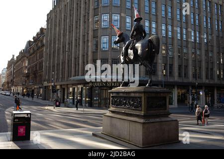 Statue du duc de Wellington avec son chapeau de cornet de police emblématique, devant la Galerie d'art moderne, à Glasgow, Écosse, le 8 avril 2022. N55°51,608' W4°15,105' Banque D'Images