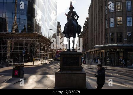 Statue du duc de Wellington avec son chapeau de cornet de police emblématique, devant la Galerie d'art moderne, à Glasgow, Écosse, le 8 avril 2022. N55°51,579' W4°15,124' Banque D'Images