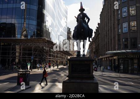 Statue du duc de Wellington avec son chapeau de cornet de police emblématique, devant la Galerie d'art moderne, à Glasgow, Écosse, le 8 avril 2022. N55°51,579' W4°15,124' Banque D'Images