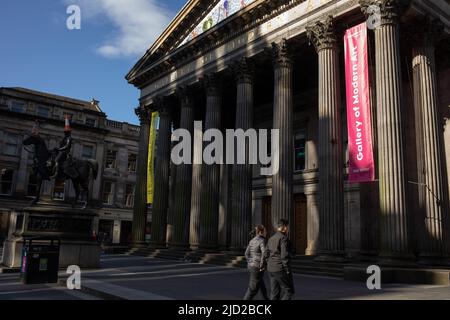 Statue du duc de Wellington avec son chapeau de cornet de police emblématique, devant la Galerie d'art moderne, à Glasgow, Écosse, le 8 avril 2022. N55°51,619' W4°15,132' Banque D'Images