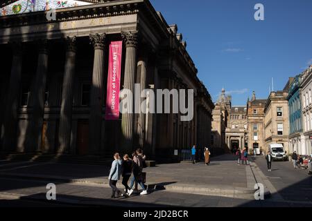 Statue du duc de Wellington avec son chapeau de cornet de police emblématique, devant la Galerie d'art moderne, à Glasgow, Écosse, le 8 avril 2022. N55°51,619' W4°15,123' Banque D'Images