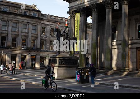 Statue du duc de Wellington avec son chapeau de cornet de police emblématique, devant la Galerie d'art moderne, à Glasgow, Écosse, le 8 avril 2022. N55°51,614' W4°15,113' Banque D'Images