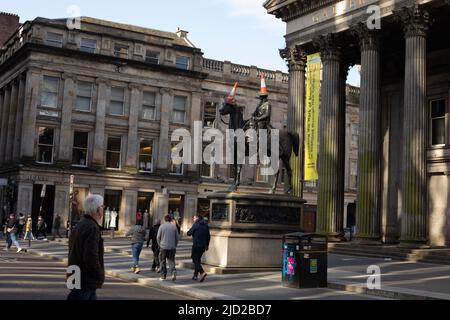 Statue du duc de Wellington avec son chapeau de cornet de police emblématique, devant la Galerie d'art moderne, à Glasgow, Écosse, le 8 avril 2022. N55°51,614' W4°15,113' Banque D'Images