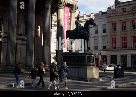 Statue du duc de Wellington avec son chapeau de cornet de police emblématique, devant la Galerie d'art moderne, à Glasgow, Écosse, le 8 avril 2022. N55°51,602' W4°15,122' Banque D'Images