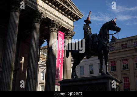 Statue du duc de Wellington avec son chapeau de cornet de police emblématique, devant la Galerie d'art moderne, à Glasgow, Écosse, le 8 avril 2022. N55°51,602' W4°15,122' Banque D'Images