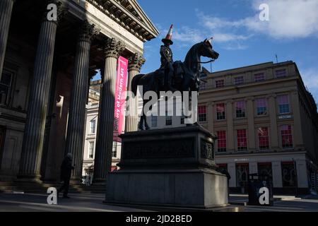 Statue du duc de Wellington avec son chapeau de cornet de police emblématique, devant la Galerie d'art moderne, à Glasgow, Écosse, le 8 avril 2022. N55°51,597' W4°15,119' Banque D'Images