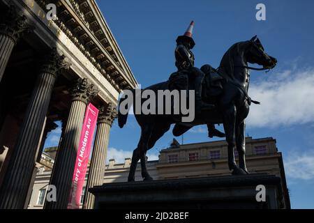 Statue du duc de Wellington avec son chapeau de cornet de police emblématique, devant la Galerie d'art moderne, à Glasgow, Écosse, le 8 avril 2022. N55°51,597' W4°15,119' Banque D'Images