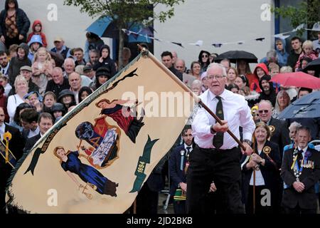 Selkirk Merchant Company, M. Keith Rodgerson, Casting de ses associations drapeau (Standard) qui se déroule pendant la circonscription commune de la ville, l'un des plus anciens festivals de frontières, sur 17 juin 2022 à Selkirk, en Écosse. L'événement, qui date de la bataille de Flodden en 1513, se souvient de l'histoire de Flodden, quand Selkirk envoya 80 hommes au combat avec le roi écossais. Un homme est retourné, portant un drapeau anglais taché de sang.le point culminant de la journée implique le porteur standard et les métiers d'art et les associations les porteurs standard de la ville jetant leurs couleurs dans l'ancienne place du marché de Selkirk. (Photo : Rob Gray) Banque D'Images