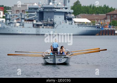 17 juin 2022, Schleswig-Holstein, Kiel : des militaires de la marine et des femmes sont à la tête d'une barque à travers la base navale. Manœuvre les opérations de la Baltique (BALTOPS) sur la mer Baltique ont pris fin. Depuis le 5 juin, 45 navires et bateaux, 75 avions et environ 7 000 soldats de 14 pays de l'OTAN, ainsi que la Finlande et la Suède ont participé à l'exercice sur la mer Baltique, selon la Marine. La manœuvre menée par la Marine américaine a lieu chaque année depuis 1972, cette année pour la période 51st. Photo: Marcus Brandt/dpa Banque D'Images