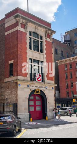 NEW YORK, NY, États-Unis - 9 JUIN 2022: 8 caserne de feu de crochet et d'échelle connue de film comme le siège social de Ghostbusters situé sur Varick et N.Moore Street Banque D'Images