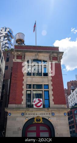 NEW YORK, NY, États-Unis - 9 JUIN 2022: 8 caserne de feu de crochet et d'échelle connue de film comme le siège social de Ghostbusters situé sur Varick et N.Moore Street Banque D'Images