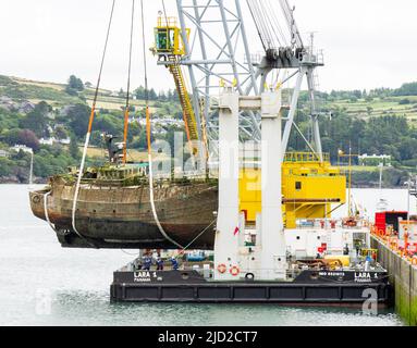 L'épave est soulevée sur le pont du navire-grue flottant Lara 1 Keelbeg Pier Union Hall, West Cork, Irlande Banque D'Images