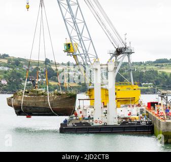 L'épave est soulevée sur le pont du navire-grue flottant Lara 1 Keelbeg Pier Union Hall, West Cork, Irlande Banque D'Images