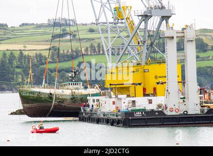 L'épave est soulevée sur le pont du navire-grue flottant Lara 1 Keelbeg Pier Union Hall, West Cork, Irlande Banque D'Images